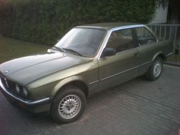 BMW E30 318i smaragdgrün vorne links