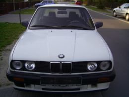 BMW E30 320i weiß von vorn