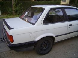 BMW E30 320i weiß hinten rechts