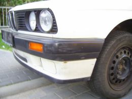 BMW E30 320i weiß vorne links