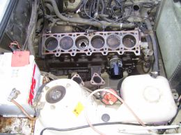 BMW E30 320i weiß mit Kolbendurchschlag und Metallspänen auf allen Zylindern