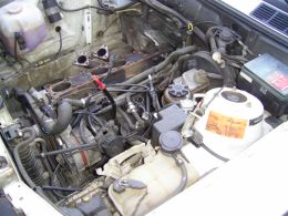 BMW E30 320i weiß vorne links mit offenem Motor