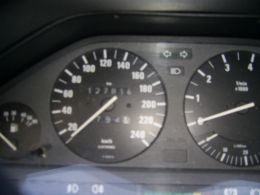 BMW E30 320i weiß der Tacho