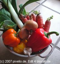 Gemüseschale mit Paprika, Mohrrüben, Knoblauch und Porree
