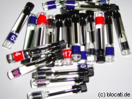 Ein kleines Häufchen Parfum-Duftproben der FM-Group