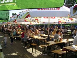 unzählige Tische für die Teilnehmer des FM Group Picknick 2007 in Breslau