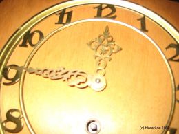 Ziffernblatt einer alten Standuhr